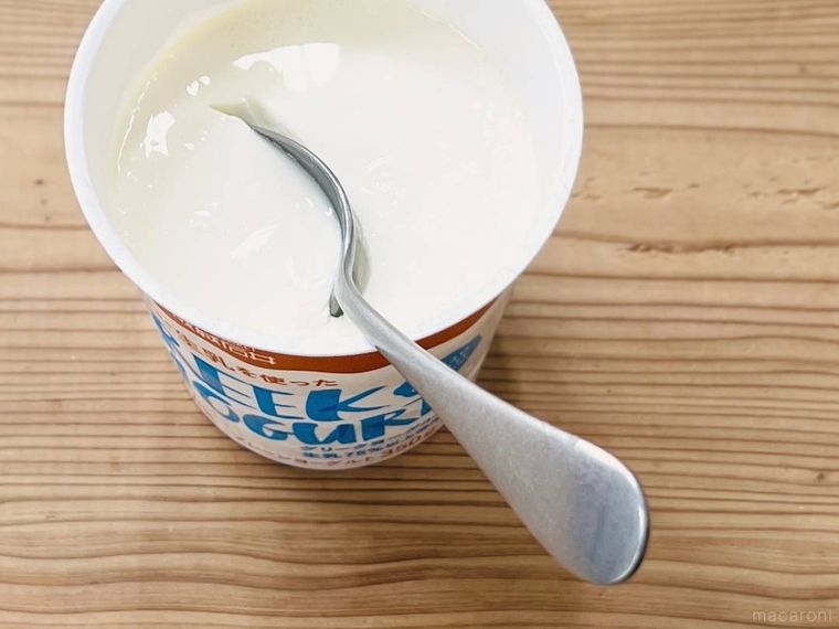 成城石井のジャージー生乳を使ったグリークヨーグルトにスプーンを入れた様子