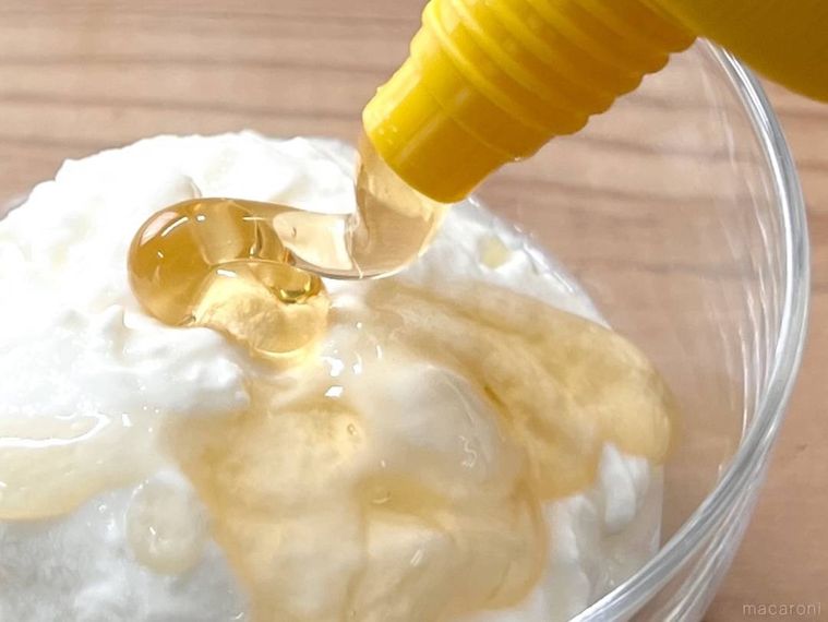 成城石井のジャージー生乳を使ったグリークヨーグルトにはちみつをかけている様子
