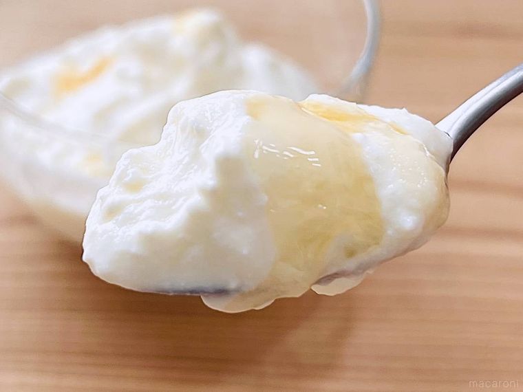 成城石井のジャージー生乳を使ったグリークヨーグルトをスプーンですくった様子