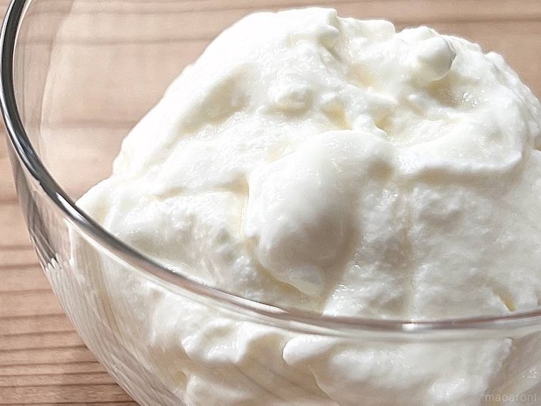 成城石井のジャージー生乳を使ったグリークヨーグルトを器によそった様子