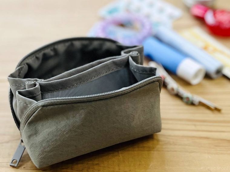 無印良品のリンクルナイロン 大きく開くポーチと小物類