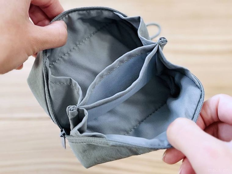 無印良品のリンクルナイロン 大きく開くポーチを開いている様子