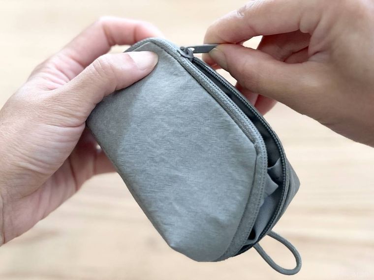 無印良品のリンクルナイロン 大きく開くポーチを開けている様子