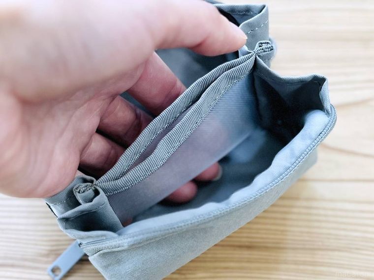 無印良品のリンクルナイロン 大きく開くポーチに手を入れている様子