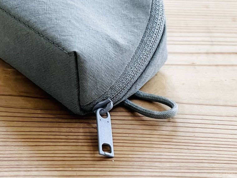 リンクルナイロン 大きく開くポーチのループ部分
