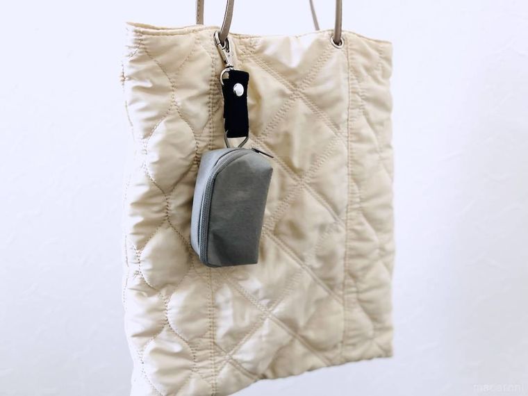 無印良品のリンクルナイロン 大きく開くポーチをバッグに吊り下げた様子