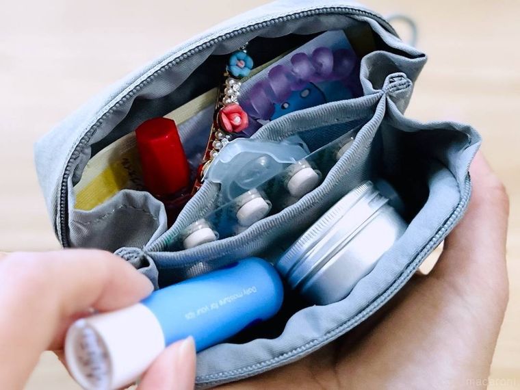 無印良品のリンクルナイロン 大きく開くポーチに小物類を収納した様子