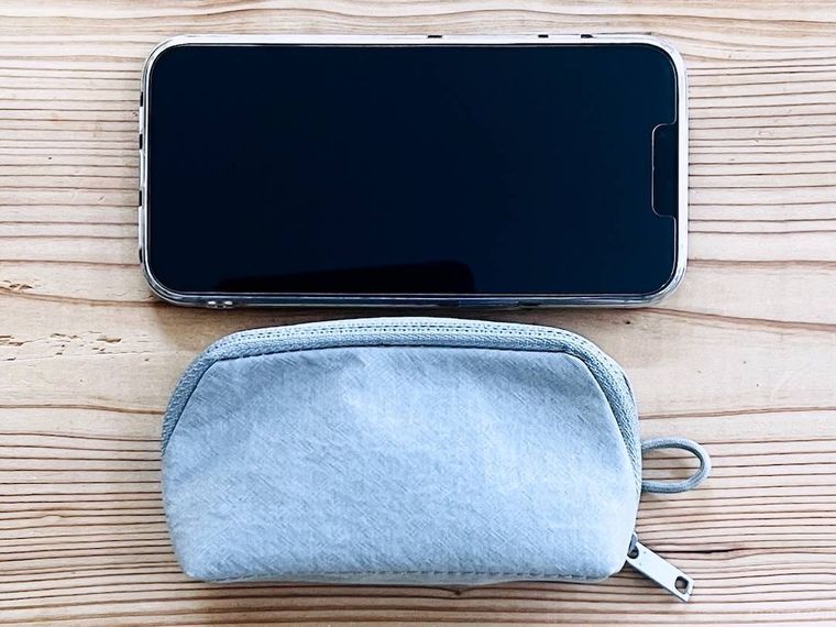 スマートフォンとリンクルナイロン 大きく開くポーチを並べた様子