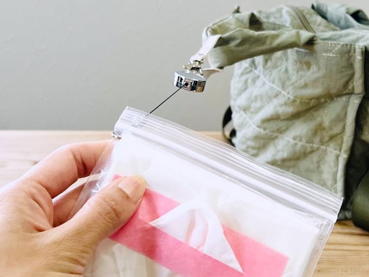 チャック付き袋で作ったティッシュケースをバッグに吊り下げた様子