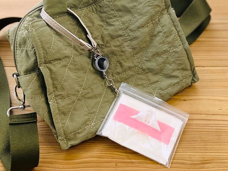 チャック付き袋で作ったティッシュケースをバッグに吊り下げた様子