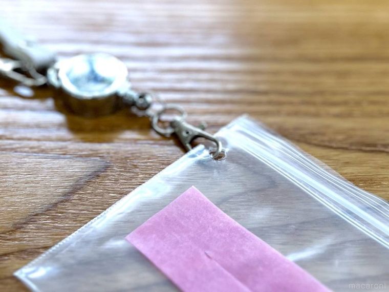 チャック付き袋にストラップを付けた様子