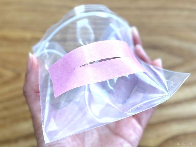 マスキングテープを貼ったチャック付き袋に切り込みを入れた様子