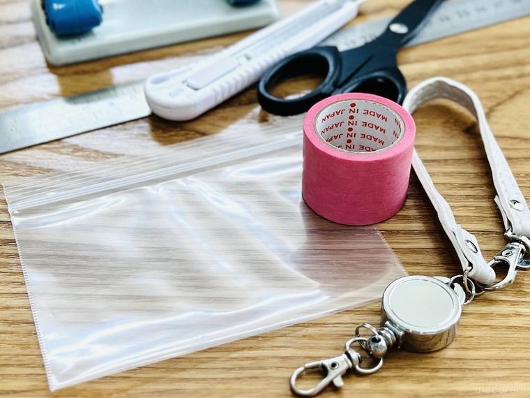 チャック付き袋、マスキングテープ、ストラップ、ハサミ、カッター、定規、パンチ