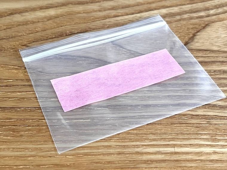 チャック付き袋にピンク色のマスキングテープを貼った様子