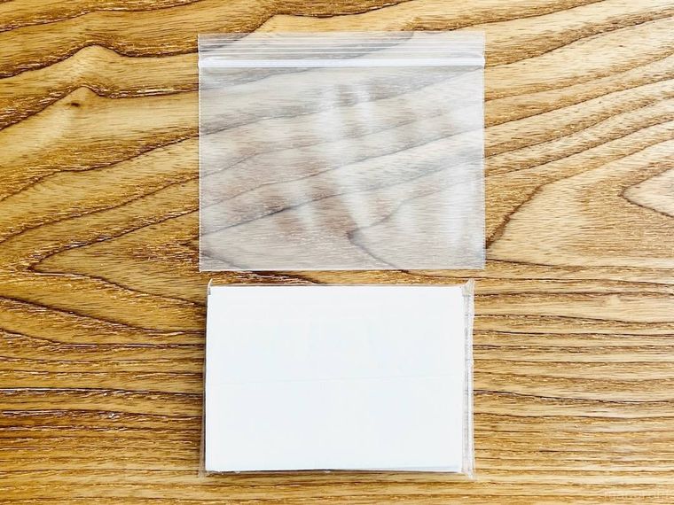 チャック付き袋とポケットティッシュを並べた様子