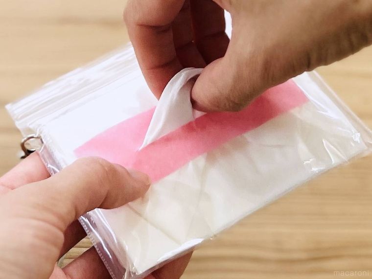チャック付き袋で作ったティッシュケースからティッシュを取り出している様子