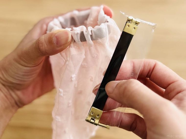 ピンク色のバネ口ポーチとセリアのバネ口金