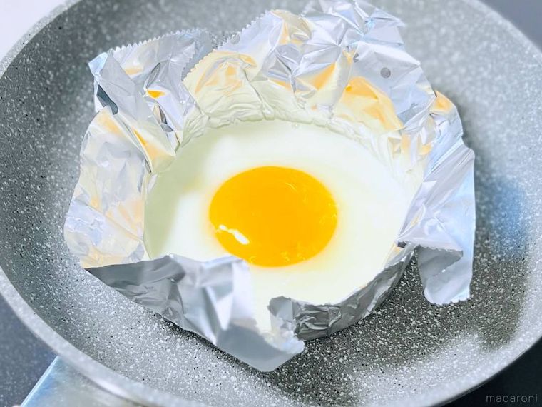 フライパン用のホイルで作った型で目玉焼きを焼いている様子