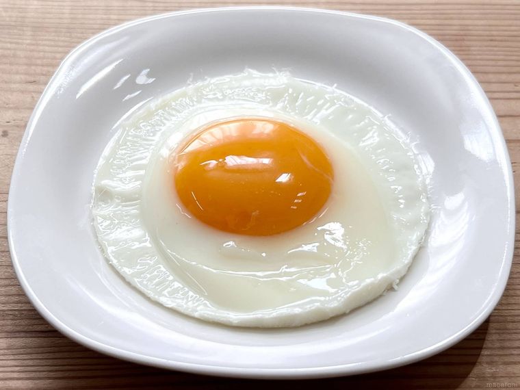 白い皿に盛られた目玉焼き