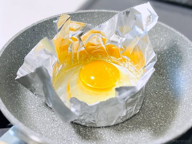 フライパン用のホイルで作った型で目玉焼きを焼いている様子