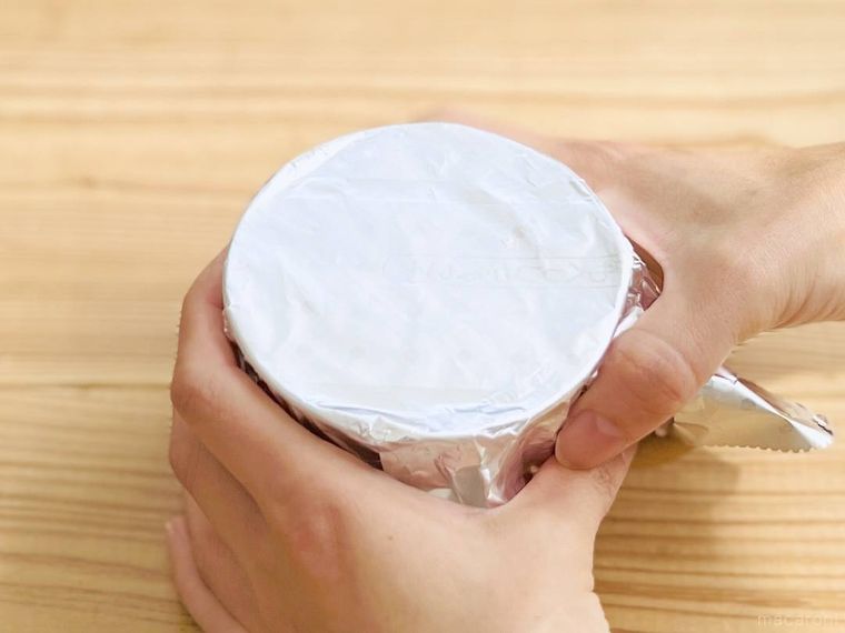 フライパンの用ホイルをマグカップにかぶせている様子