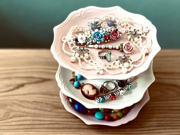 アクセサリータワーにアクセサリーを並べた様子