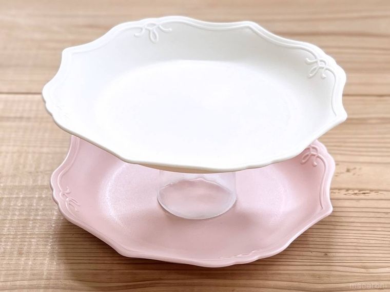 トレーとショットグラスでアクセサリータワーを作っている様子