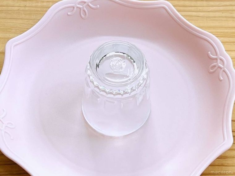 ピンク色のトレーにショットグラスを貼り付けた様子