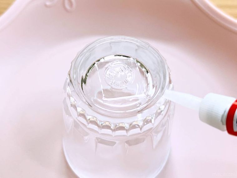 ショットグラスに接着剤を塗っている様子