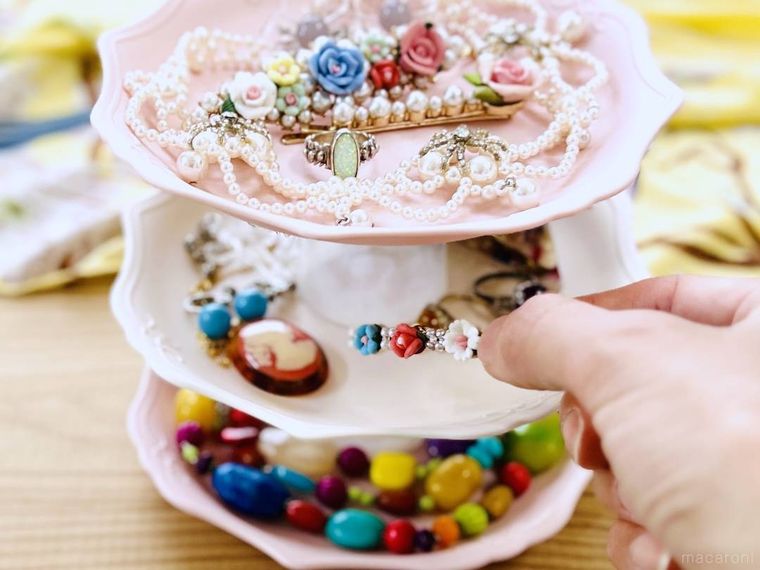 アクセサリータワーからアクセサリーを取っている様子