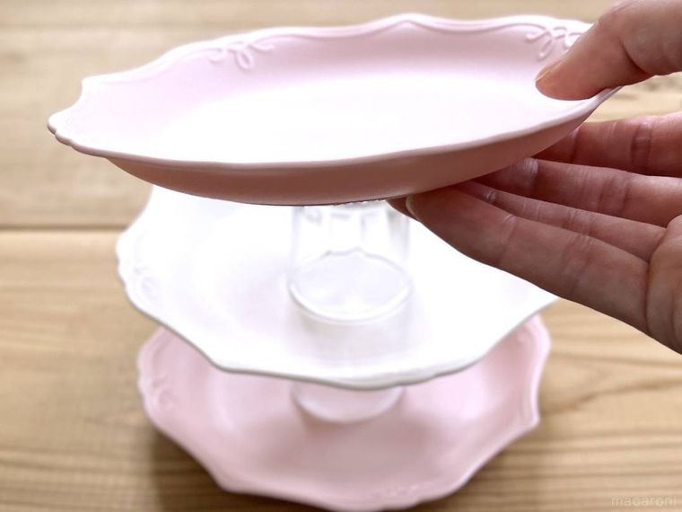 トレーとショットグラスでアクセサリータワーを作っている様子