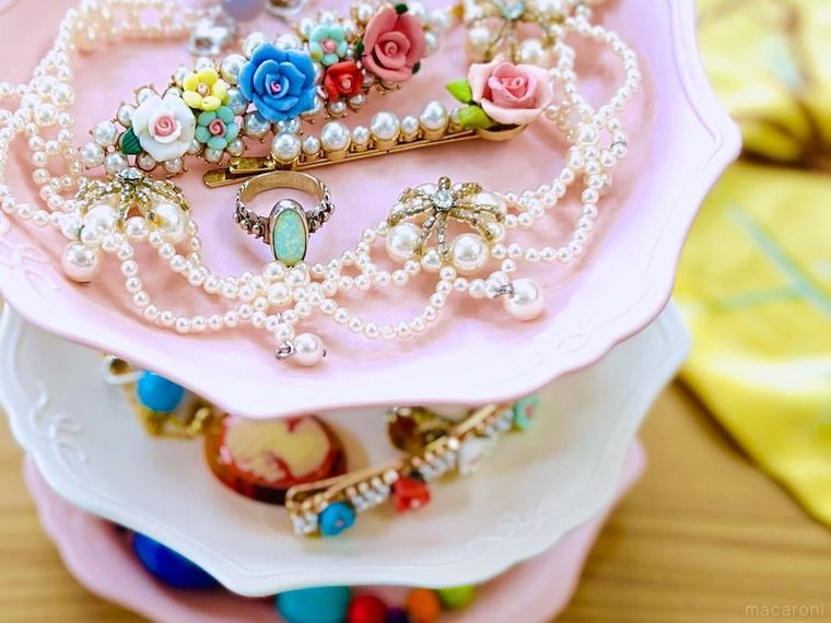 アクセサリータワーにアクセサリーを並べた様子