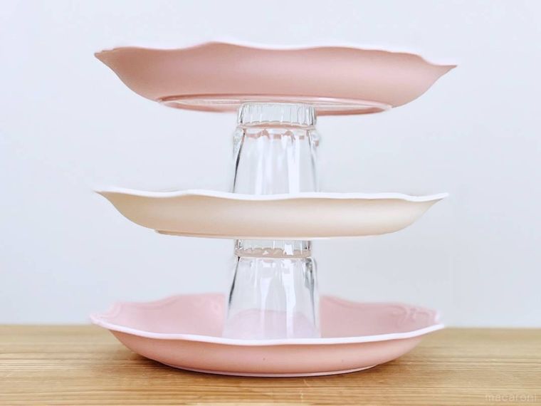 トレーとショットグラスでアクセサリータワーを作った様子