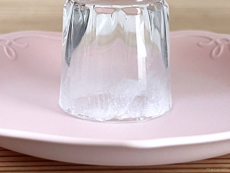 トレーにショットグラスを貼り付けた様子