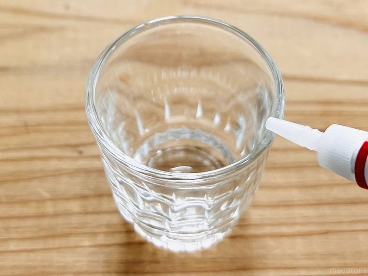 ショットグラスに接着剤を塗っている様子
