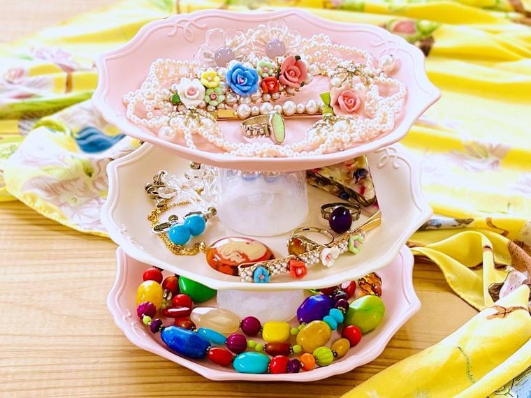 アクセサリータワーにアクセサリーを並べた様子