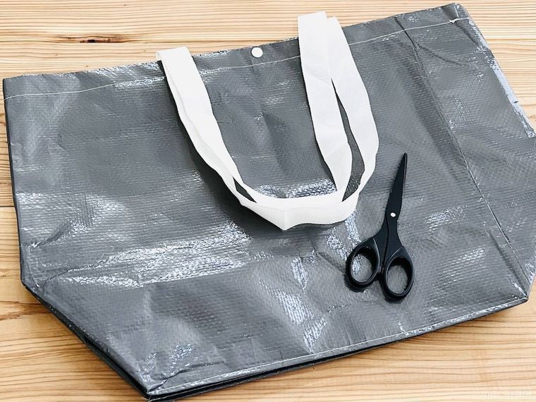 テーブルの上にグレーのppバッグとハサミが置かれている様子