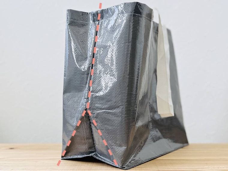 テーブルの上にグレーのppバッグが置かれている様子