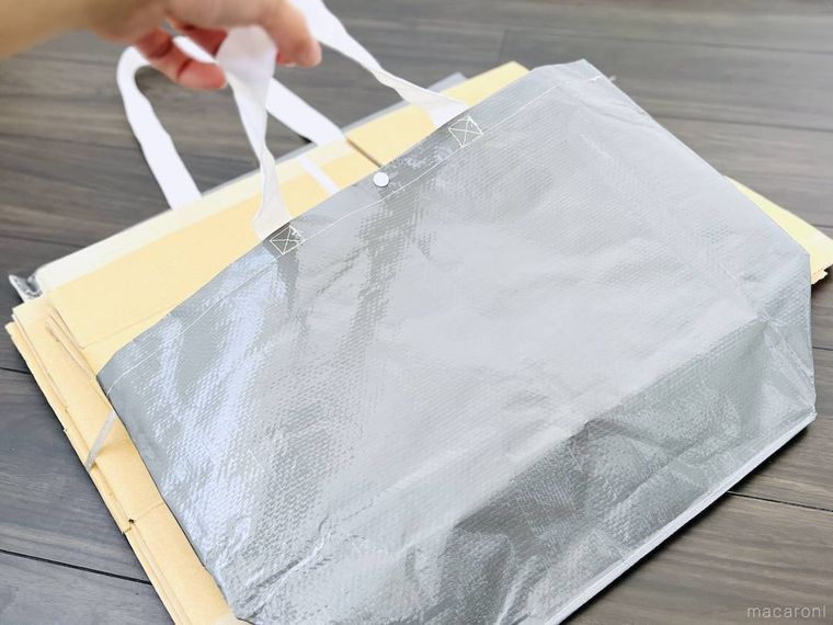 グレーのppバッグでダンボールを挟んだ様子
