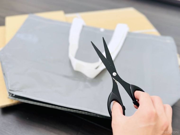 ダンボール、グレーのppバッグ、ハサミ