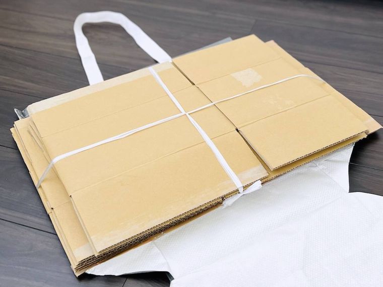 切り開いたppバッグの上にダンボールをのせた様子
