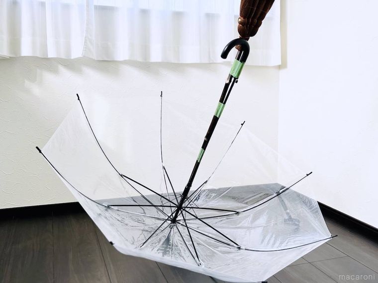 傘の柄にほうきを貼りつけた様子
