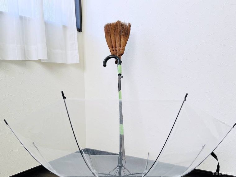 傘の柄にほうきを貼りつけた様子