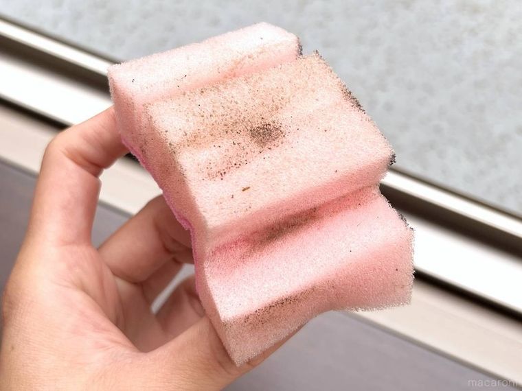 切り込みを入れた食器用スポンジが汚れている様子