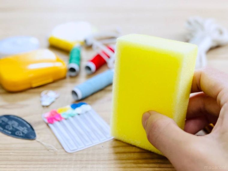 裁縫道具と食器用スポンジ