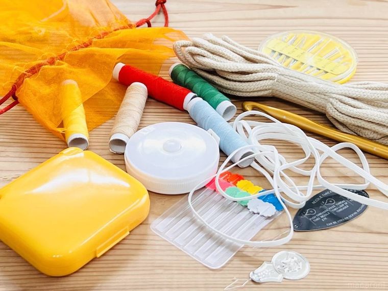 テーブルに裁縫道具が散乱している様子