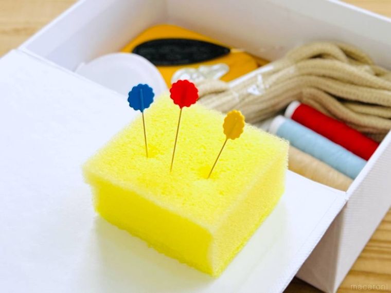 食器用スポンジにまち針を刺した様子