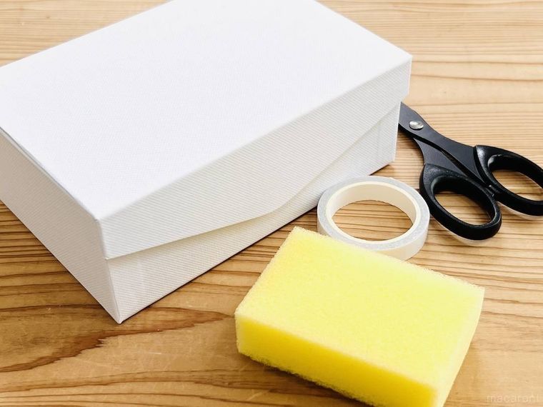 白いケース、食器用スポンジ、ハサミ、両面テープ