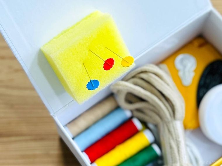 食器用スポンジにまち針を刺した様子