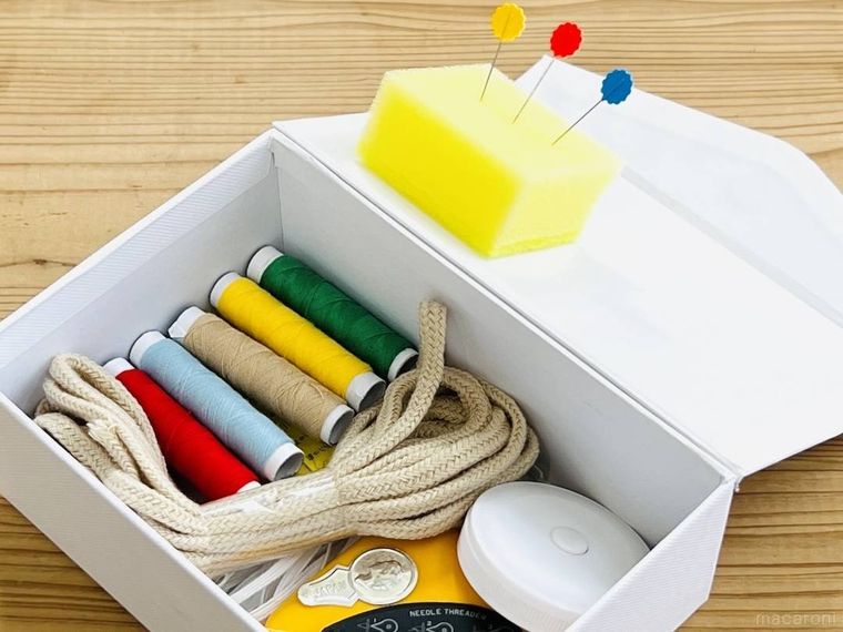 白いケースに裁縫道具を収納した様子
